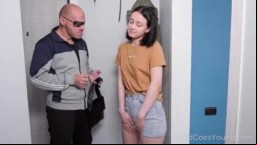 Junges Girl wird vom alten Glatzkopf gefickt